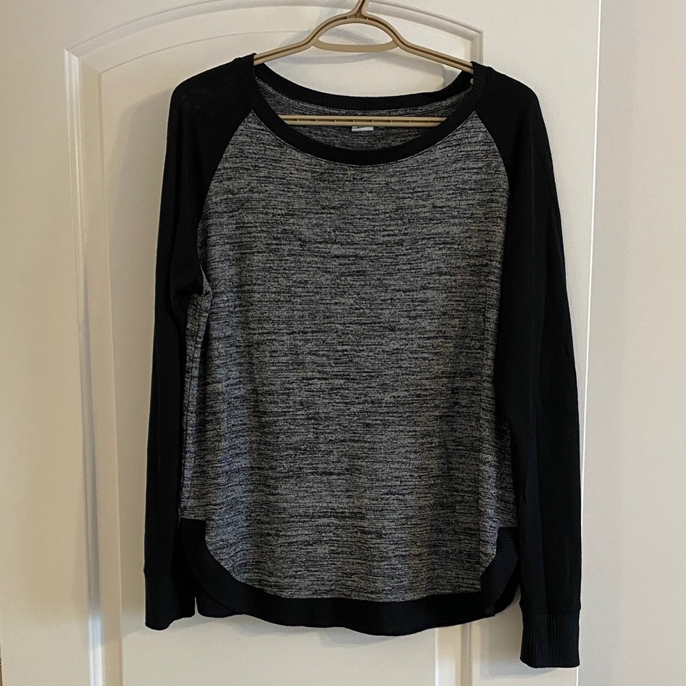 GAP Heathered Gray and Black Long Sleeve Tee